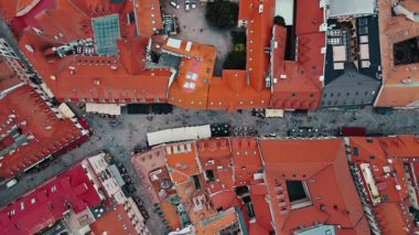 Kırmızı çatıları ve kaldırımlı caddelerde yürüyen turistleri olan Avrupa 'nın tarihi eski kentinin yukarıdan görünüşü. Ortaçağ mimarisi ve modern şehir hayatının aksine