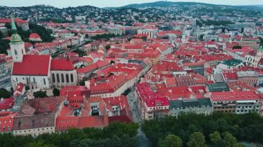 Bratislava, Slovakya 'nın panoramik hava manzarası. Avrupa 'nın tarihi kenti kırmızı çatılı binalar ve tepelerle çevrili St. Martins Katedrali