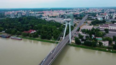 Bratislava, Slovakya 'daki Tuna Nehri üzerindeki UFO Köprüsü' nün en çok SNP görüldüğü yer. Avrupa 'da panoramik manzaralı modern kablo destekli köprünün tepesindeki gözlem kulesi