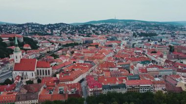 Bratislava, Slovakya 'nın panoramik hava manzarası. Avrupa 'nın tarihi kenti kırmızı çatılı binalar ve tepelerle çevrili St. Martins Katedrali