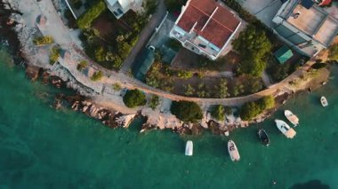Kayalık kıyıları, yemyeşil yeşillikleri ve demirlemiş tekneleri olan resimli Hırvat kıyı şeridinin havadan görünüşü. Adriyatik Denizi 'ndeki turist kasabasının manzarası. Yaz yolculuğu konsepti