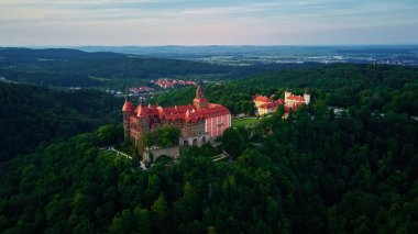 Ortaçağ şatosunun ormanlarla çevrili tarihi görüntüsü. Walbrzych, Polonya 'daki Ksiaz kalesi