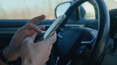 Sürücü ellerinin araba kullanırken akıllı telefon kullanması dikkat dağıtma ve yol güvenliği endişesi riskini arttırıyor. Tehlikeli araç kullanma, trafik kurallarının ihlali