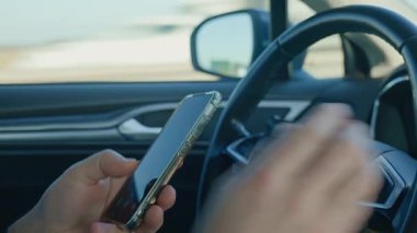 Sürücü ellerinin araba kullanırken akıllı telefon kullanması dikkat dağıtma ve yol güvenliği endişesi riskini arttırıyor. Tehlikeli araç kullanma, trafik kurallarının ihlali