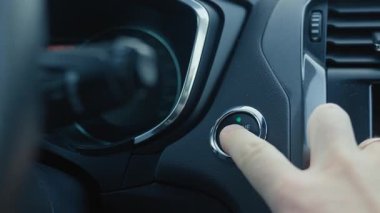 Motoru çalıştırmak için modern arabadaki parmak başlatma tuşuna bas. Modern araçta anahtarsız ateşleme sistemi