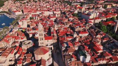 Hırvatistan 'ın tarihi eski kenti, Diocletians Sarayı ve dar sokakları ve arka planda deniz manzarası olan Split kentinin havadan görünüşü. Yaz günü kıyı kentinde Adriyatik kıyı şeridi