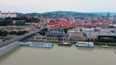 Bratislava, Slovakya 'daki Tuna Nehri üzerindeki UFO Köprüsü' nün en çok SNP görüldüğü yer. Avrupa 'da panoramik manzaralı modern kablo destekli köprünün tepesindeki gözlem kulesi