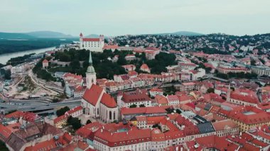 Bratislava, Slovakya 'nın panoramik hava manzarası. Avrupa 'nın tarihi kenti kırmızı çatılı binalar ve tepelerle çevrili St. Martins Katedrali