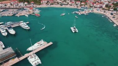 Hırvatistan 'ın Rogoznica kentindeki Marina Frapa' da demirlemiş yat ve teknelerin hava manzarası. Güneşli bir günde sahil kenti limanı. Yaz tatili ve seyahat kavramı