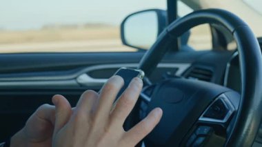 Sürücü ellerinin araba kullanırken akıllı telefon kullanması dikkat dağıtma ve yol güvenliği endişesi riskini arttırıyor. Tehlikeli araç kullanma, trafik kurallarının ihlali