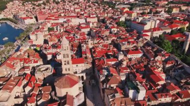 Hırvatistan 'ın tarihi eski kenti, Diocletians Sarayı ve dar sokakları ve arka planda deniz manzarası olan Split kentinin havadan görünüşü. Yaz günü kıyı kentinde Adriyatik kıyı şeridi