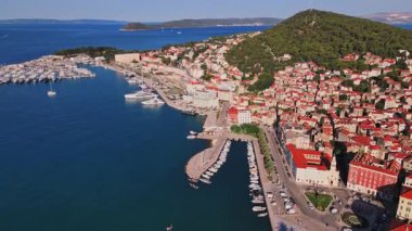 Hırvatistan 'ın Split kentinin hava manzarası. Tarihi mimarisi, dar sokakları ve limanı olan sahil turizm kasabası şehri. Adriyatik Denizi kıyısında kırmızı kiremitli geleneksel binaları olan eski bir kasaba