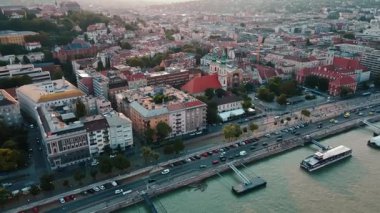 Macaristan 'ın Bupapest kentindeki Tuna Nehri boyunca şehir trafiği ve tarihi binalar. Budapeşte 'nin Budapeşte ilçesinde konut binalarının, hareket halindeki arabaların ve yürüyen insanların hava manzarası