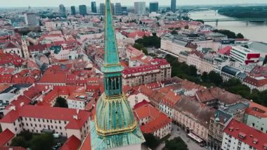Bratislava 'nın havadan görünüşü, Slovakya tarihi St. Martins Katedrali, tarihi kırmızı çatılı binalar, Tuna Nehri ve arka planda modern gökdelenler. Avrupa şehir manzarasının panoramik görünümü