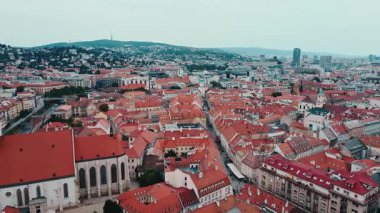 Bratislava 'nın havadan görünüşü, Slovakya tarihi St. Martins Katedrali, tarihi kırmızı çatılı binalar, Tuna Nehri ve arka planda modern gökdelenler. Avrupa şehir manzarasının panoramik görünümü