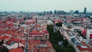 Bratislava, Slovakya 'nın panoramik hava manzarası. Kırmızı çatılı binaları ve arka planında modern gökdelenleri olan tarihi Avrupa kenti