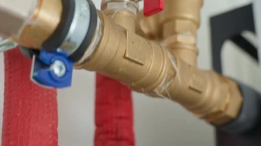 Pirinç boruları, kırmızı vanaları ve tesisatı olan tesisat sistemi. Konut binasındaki ısıtma sistemi