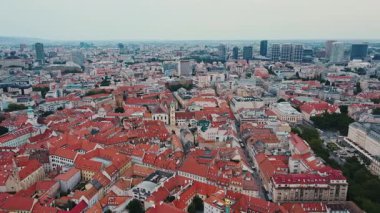 Bratislava, Slovakya 'nın panoramik hava manzarası. Kırmızı çatılı binaları ve arka planında modern gökdelenleri olan tarihi Avrupa kenti