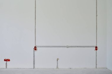 Tadilat sırasında bitmemiş duvarlardaki elektrik prizleri ve kablolar. Elektrik kablosu kurulumu