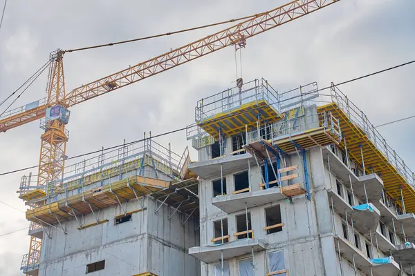 İnşaatı tamamlanmamış çok katlı bina iskelesi ve vinçleri var. Modern kentsel gelişim, çağdaş mimari ve inşaat endüstrisi kavramı