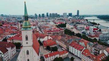 Bratislava 'nın havadan görünüşü, Slovakya tarihi St. Martins Katedrali, tarihi kırmızı çatılı binalar, Tuna Nehri ve arka planda modern gökdelenler. Avrupa şehir manzarasının panoramik görünümü