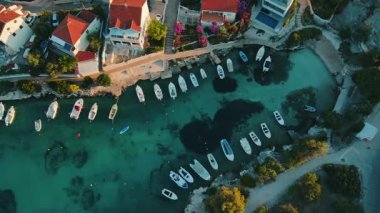 Sahil boyunca demirlemiş küçük tekneleri olan kıyı köyünün havadan görüntüsü. Hırvatistan 'ın Adriyatik Denizi kıyısındaki Rogoznica turizm kasabası. Yaz yolculuğu konsepti