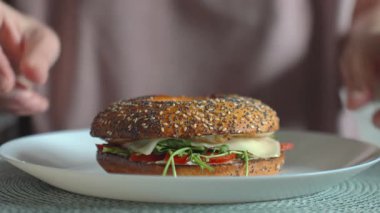 El ele tutuşmak için sebzeli, yumurtalı, jambonlu ve peynirli sandviç simit yemek gerekir. Sağlıklı ev yapımı kahvaltı.