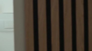 Modern banyo içinde taş havuz, siyah musluk, beyaz havlular ve kırsal ahşap tezgah var. Doğal minimalist dekorlu şık bir banyo.