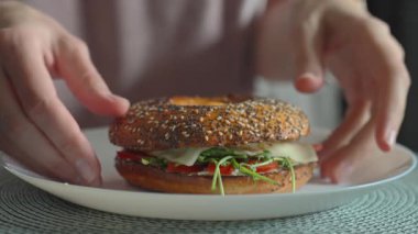 El ele tutuşmak için sebzeli, yumurtalı, jambonlu ve peynirli sandviç simit yemek gerekir. Sağlıklı ev yapımı kahvaltı.