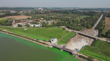Kanala büyük barajın su boşaltma görüntüsü, rezervuardaki su seviyelerini yönetme, baraj kapaklarından su boşaltma. Mietkow, Polonya