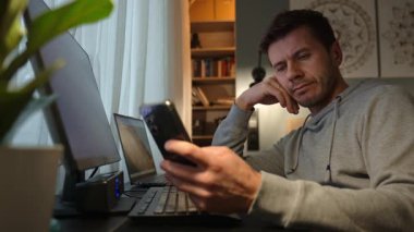 Çalışmak yerine ev ofisinde oyalanmaktan, telefonları kaydırmaktan yoruldum. Evde akıllı telefon kullanan verimsiz bir adam. Uzak çalışmalarda oyalama ve oyalama kavramı