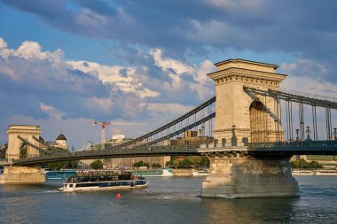 Günbatımında Budapeşte 'de Szechenyi Zinciri köprüsü. Tuna Nehri üzerinde Buda ve Pest 'i birbirine bağlayan ünlü bir köprü. Macaristan 'da tarihi mimari