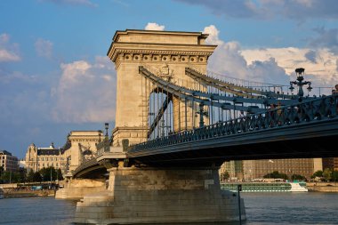 Günbatımında Budapeşte 'de Szechenyi Zinciri köprüsü. Tuna Nehri üzerinde Buda ve Pest 'i birbirine bağlayan ünlü bir köprü. Macaristan 'da tarihi mimari