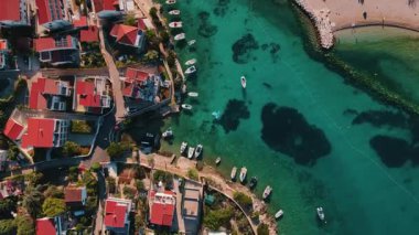 Tekneli ve turkuaz denizli kıyı köyünün havadan görünüşü. Yaz tatili ve seyahat kavramı