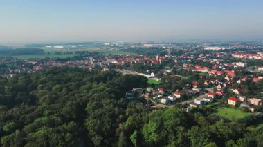 Küçük Avrupa kasabasındaki banliyö yerleşim yerlerinin havadan görünüşü. Kırsal kesimde doğa manzarası olan binalar