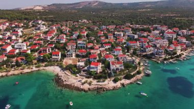 Küçük sahil kasabasının havadan görünüşü. Adriyatik kıyı şeridi boyunca yerleşim binaları ve mavi denizi olan deniz kenarı köyü. Seyahat ve yaz tatili konsepti