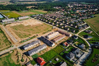 Kenar mahallelerin gelişimi ve yerleşim planlarının havadan görünüşü. Yeni evler ve apartman blokları olan muhit genişliyor