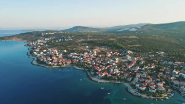 Küçük sahil kasabasının havadan görünüşü. Adriyatik kıyı şeridi boyunca yerleşim binaları ve mavi denizi olan deniz kenarı köyü. Seyahat ve yaz tatili konsepti