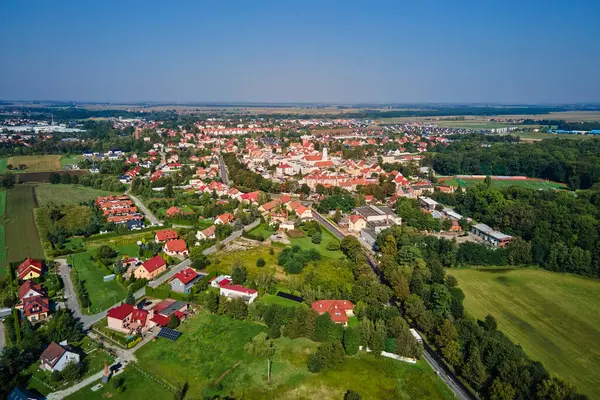 Avrupa 'nın küçük kasabasının havadan görünüşü. İHA şehir manzarası konut binası, yeşil parklar ve şehir caddeleri