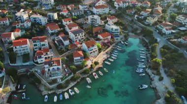 Kıyı kasabasında küçük bir liman var. Limanı demirli tekneler ve turkuaz kıyı şeridi boyunca Akdeniz evleri var. Yaz seyahati ve turizm kavramı