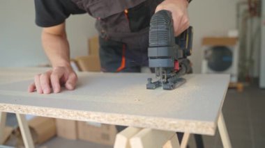 Atölyede ahşap tahta kesen elektrikli el testeresini kapat. El işi aletleri. Marangozluk ve marangozluk