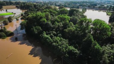 Suya batmış ağaçlar, evler ve sanayi bölgesinin havadan görünüşü. Doğal afet kavramı, altyapı hasarı, iklim etkisi ve aşırı hava koşulları
