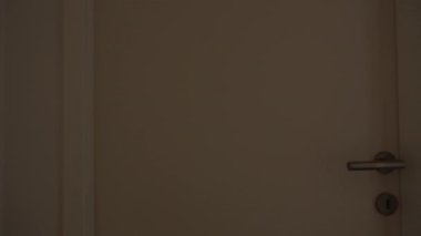 Minimalist tuvalette tahta kibir ve yuvarlak aynayla yürüyen bir adam. Ev içinde sabah rutini ve kişisel alan