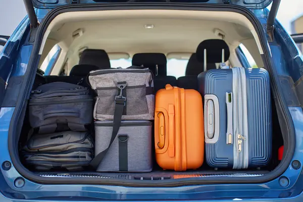 Valizler, sırt çantaları ve çantalarla dolu dolu bir araba bagajı. Araç bagajla dolu, yolculuk için hazır. Taşınma ya da yolculuk konsepti