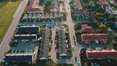 Sıra evleri, sokakları, bahçeleri ve park etmiş arabaları olan yerleşim yerlerinin hava manzarası. Küçük bir kasabada banliyö yaşam tarzı