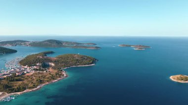 Marina ve kayalık kıyıları yakınında mavi Adriyatik Denizi ile çevrili adaların havadan görünüşü. Huzurlu Akdeniz manzarası. Doğa ve seyahat kavramı