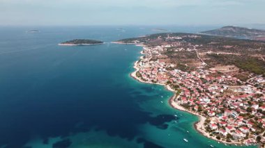 Sahili, marinası ve turkuaz Adriyatik Denizi 'ndeki yatları olan kıyı kasabasının havadan görünüşü. Yaz seyahati ve turizm kavramı