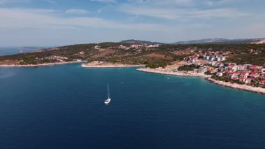 Yatı sahil köyü ve adalar yakınlarında seyreden Hırvat kıyı şeridine ait hava manzarası. Seyahat ve yaz tatili konsepti