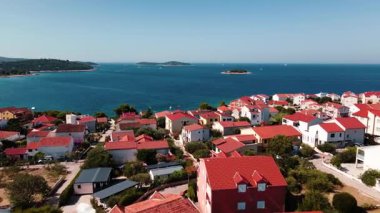 Akdeniz mimarisi olan kıyı kasabasının deniz manzarası ve ufuktaki küçük adalar. Hırvatistan 'ın sahil köyü. Yaz tatili ve seyahat kavramı