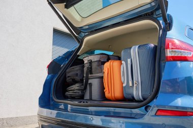 Valizler, sırt çantaları ve çantalarla dolu dolu bir araba bagajı. Araç bagajla dolu, yolculuk için hazır. Taşınma ya da yolculuk konsepti